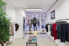 Unique Shop in Busy Center - Image 0