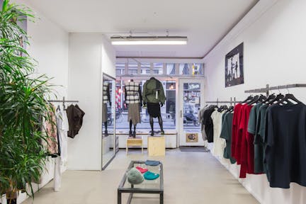 Unique Shop in Busy Center - Image 0