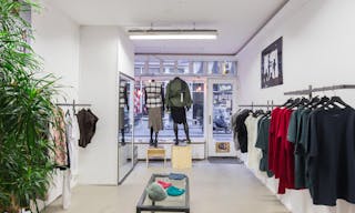 Unique Shop in Busy Center - Image 0