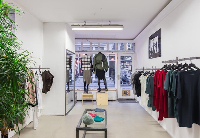 Unique Shop in Busy Center - Image 0