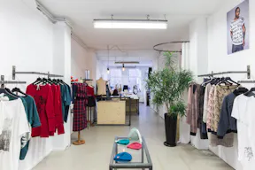 Unique Shop in Busy Center - Image 1