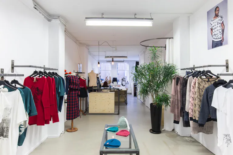 Unique Shop in Busy Center - Image 1