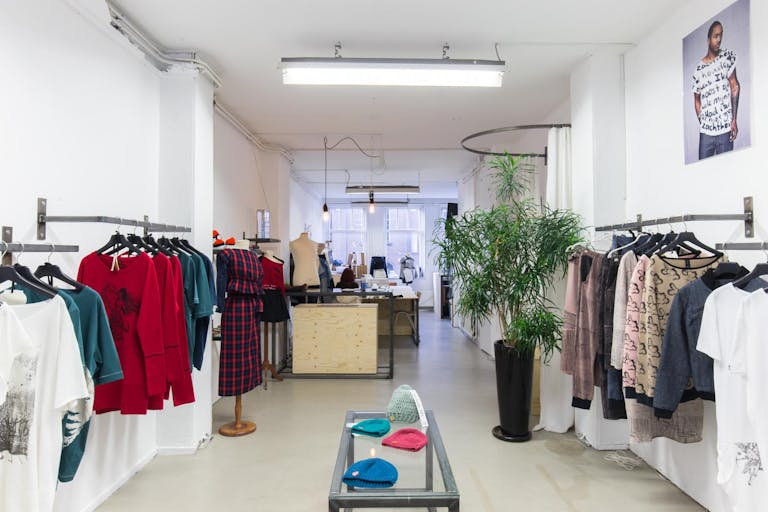 Unique Shop in Busy Center - Image 1