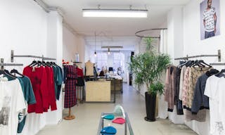 Unique Shop in Busy Center - Image 1