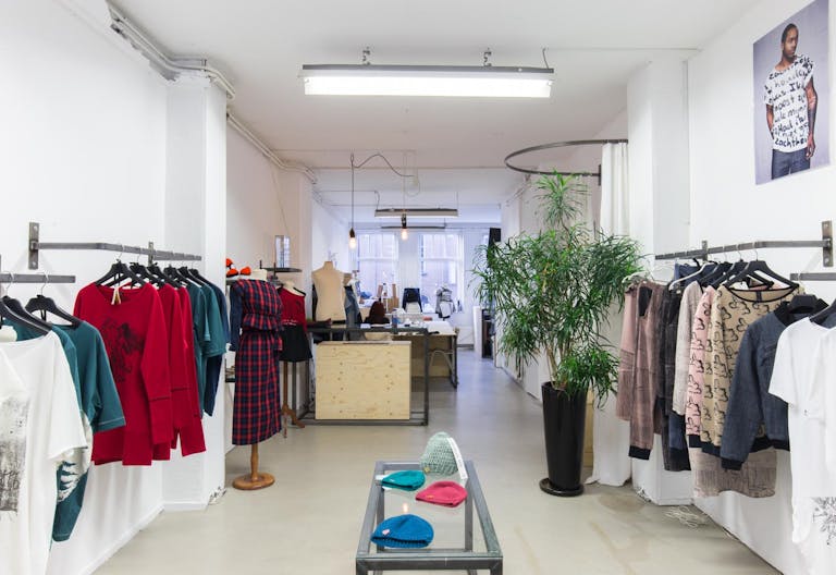 Unique Shop in Busy Center - Image 1