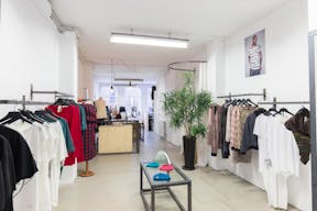 Unique Shop in Busy Center - Image 2