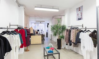 Unique Shop in Busy Center - Image 2