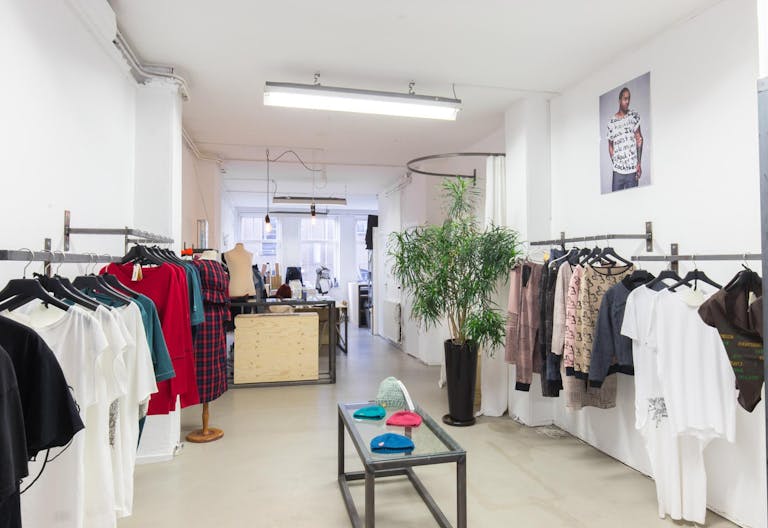 Unique Shop in Busy Center - Image 2