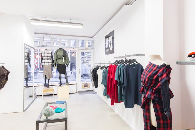 Unique Shop in Busy Center - Image 3