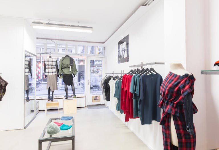 Unique Shop in Busy Center - Image 3