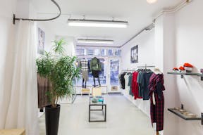 Unique Shop in Busy Center - Image 4