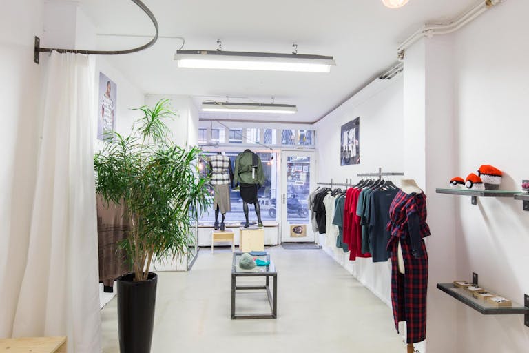 Unique Shop in Busy Center - Image 4