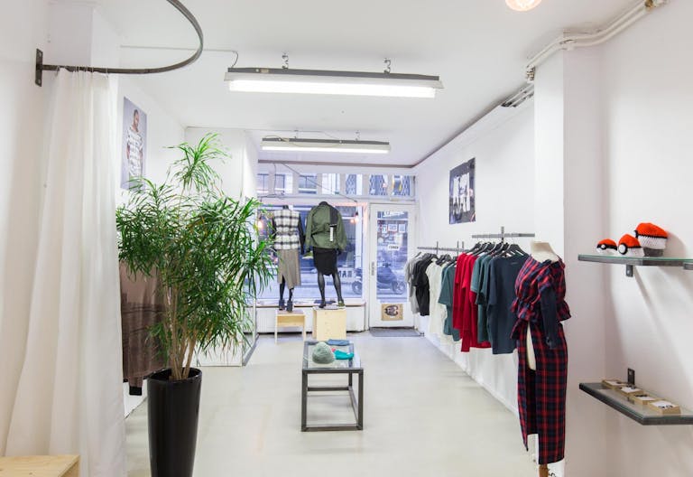 Unique Shop in Busy Center - Image 4