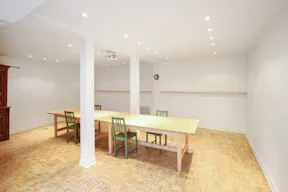 Modern Showroom in Le Marais - Image 2