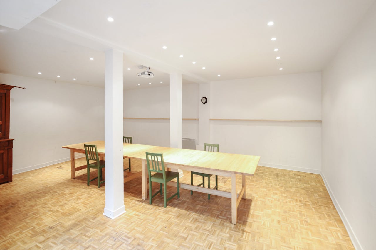 Modern Showroom in Le Marais - Image 2