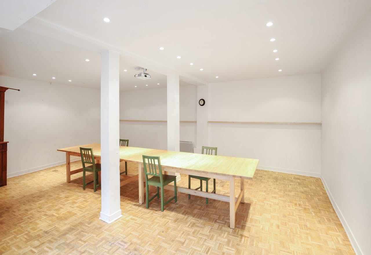 Modern Showroom in Le Marais - Image 2