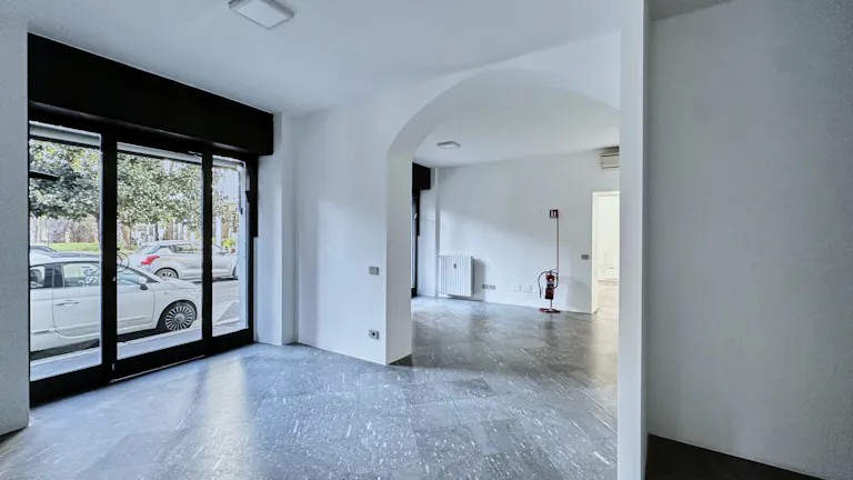 Prestigioso spazio in edificio d'epoca, con 5 vetrine su strada - Image 2