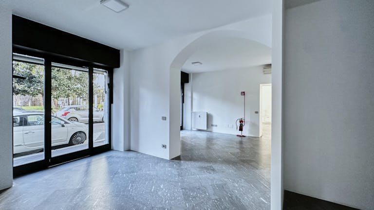 Prestigioso spazio in edificio d'epoca, con 5 vetrine su strada  - Image 2