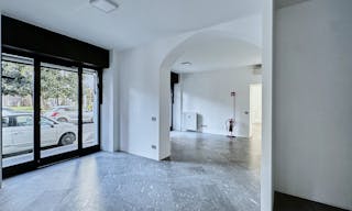 Prestigioso spazio in edificio d'epoca, con 5 vetrine su strada - Image 2