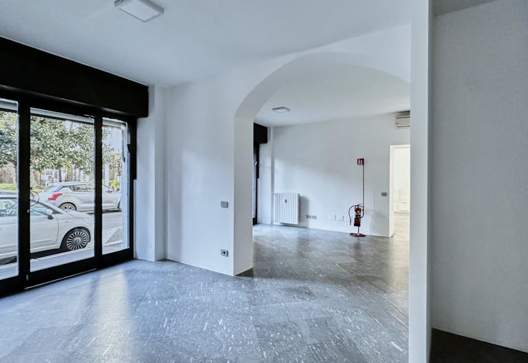 Prestigioso spazio in edificio d'epoca, con 5 vetrine su strada - Image 2