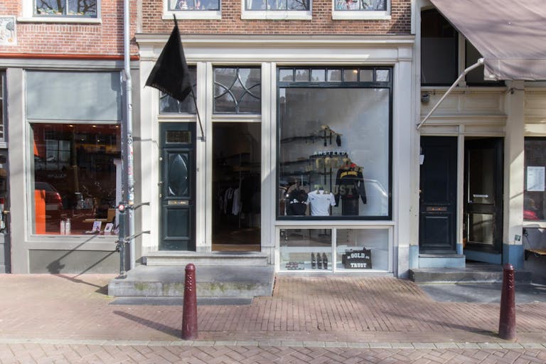 Pop-Up Store in Vibrant Center - Image 0