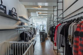 Pop-Up Store in Vibrant Center - Image 1