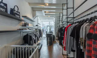 Pop-Up Store in Vibrant Center - Image 1