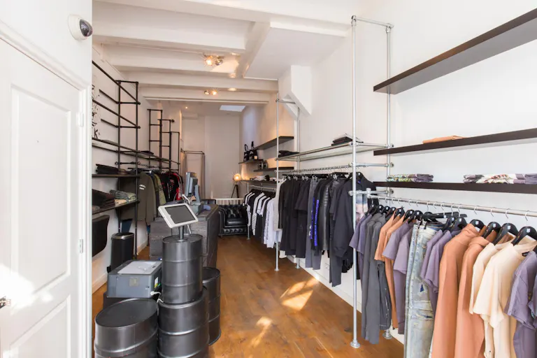 Pop-Up Store in Vibrant Center - Image 2
