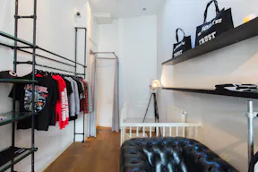 Pop-Up Store in Vibrant Center - Image 3