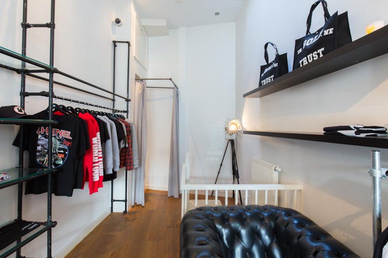 Pop-Up Store in  Vibrant Center - Image 3