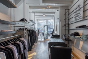 Pop-Up Store in  Vibrant Center - Image 4