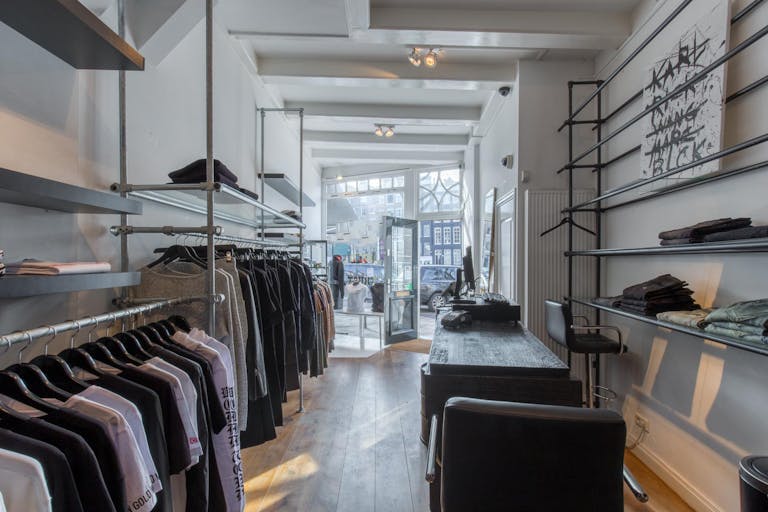 Pop-Up Store in Vibrant Center - Image 4