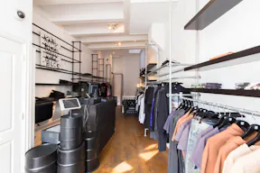 Pop-Up Store in  Vibrant Center - Image 5