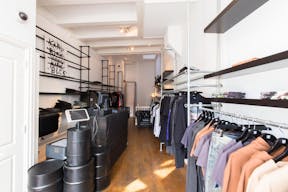 Pop-Up Store in  Vibrant Center - Image 5