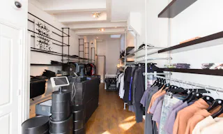 Pop-Up Store in Vibrant Center - Image 5
