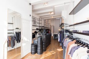 Pop-Up Store in  Vibrant Center - Image 6