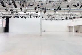 Showroom Near Foodhallen - Image 2