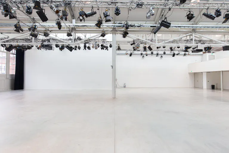Showroom Near Foodhallen - Image 2