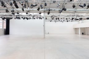 Showroom Near Foodhallen - Image 2