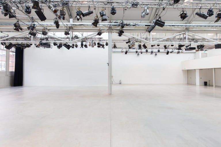 Showroom Near Foodhallen - Image 2