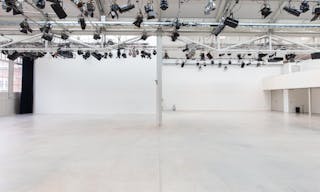 Showroom Near Foodhallen - Image 2