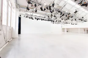 Showroom Near Foodhallen - Image 3