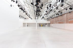 Showroom Near Foodhallen - Image 7