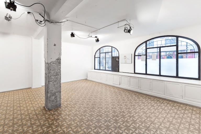 Art Deco Showroom in Le Marais - Image 1