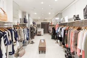 Cosy Pop-Up Shop Near Pigalle - Image 1