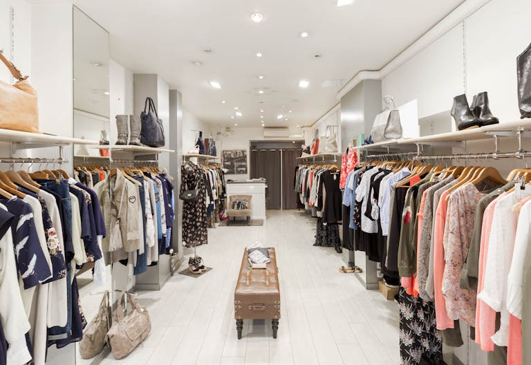 Cosy Pop-Up Shop Near Pigalle - Image 1