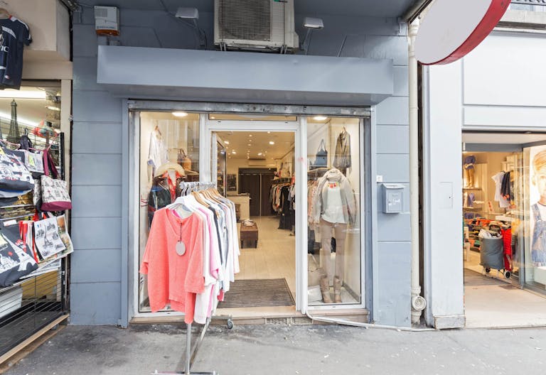 Cosy Pop-Up Shop Near Pigalle - Image 2