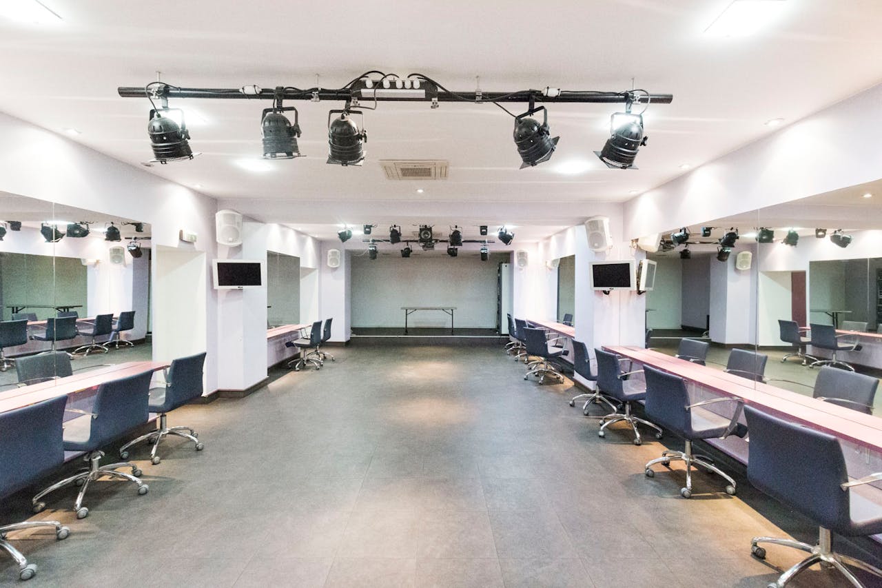 Modern Showroom in Palais Royal - Image 1