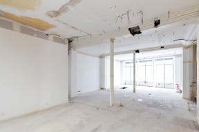 Raw Retail Space in Le Marais - Image 1