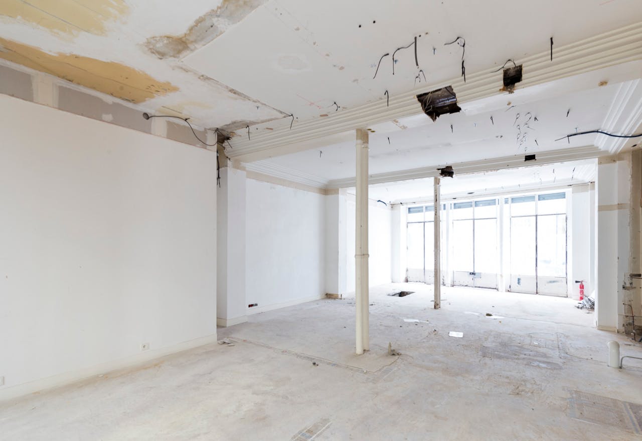 Raw Retail Space in Le Marais - Image 1